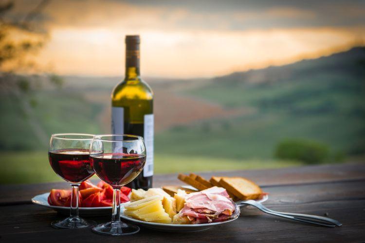 4 wytrawne wina włoskie idealne na letnie przyjęcie