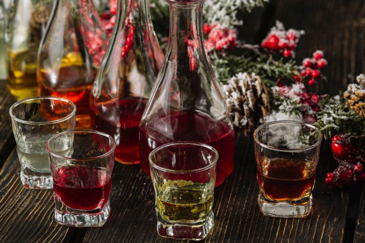 Likiery do drinków – poznaj najciekawsze zastosowania tych barwnych alkoholi!