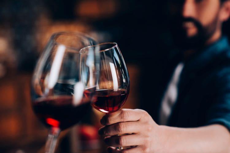 Jak trzymać kieliszek wina?