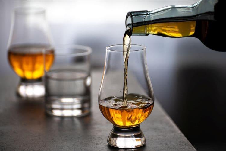 Kieliszki do degustacji whisky – co musisz wiedzieć na początek?