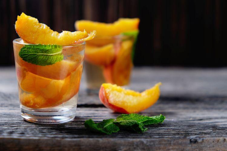 Wódka brzoskwiniowa – jak pić? 10 przepisów na drinki z nią!