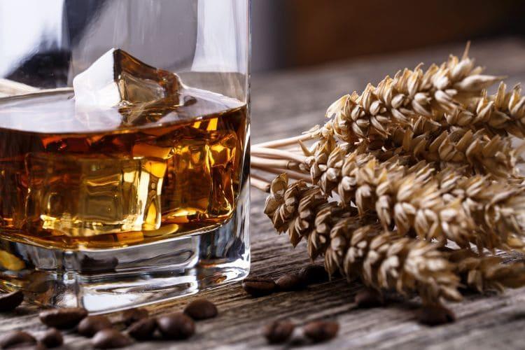 Żytnia whisky – co musisz o niej wiedzieć?